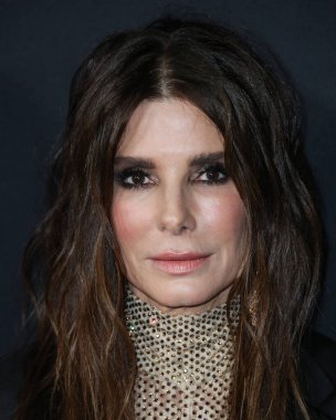 Stella McCartney tulumu giyen aktris Sandra Bullock ve Tyler Ellis, Netflix 'in 30 Kasım 2021' de Los Angeles, Kaliforniya 'da bulunan Yönetmenler Birliği' nde düzenlenen 