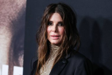 Stella McCartney tulumu giyen aktris Sandra Bullock ve Tyler Ellis, Netflix 'in 30 Kasım 2021' de Los Angeles, Kaliforniya 'da bulunan Yönetmenler Birliği' nde düzenlenen 