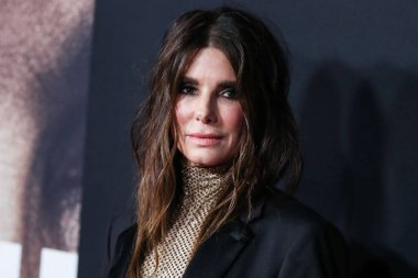 Stella McCartney tulumu giyen aktris Sandra Bullock ve Tyler Ellis, Netflix 'in 30 Kasım 2021' de Los Angeles, Kaliforniya 'da bulunan Yönetmenler Birliği' nde düzenlenen 