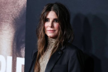 Stella McCartney tulumu giyen aktris Sandra Bullock ve Tyler Ellis, Netflix 'in 30 Kasım 2021' de Los Angeles, Kaliforniya 'da bulunan Yönetmenler Birliği' nde düzenlenen 