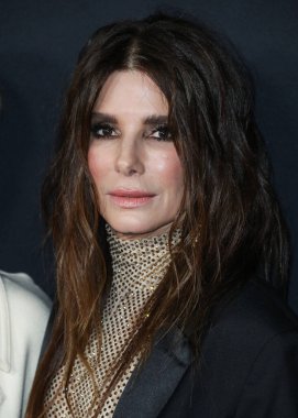 Stella McCartney tulumu giyen aktris Sandra Bullock ve Tyler Ellis, Netflix 'in 30 Kasım 2021' de Los Angeles, Kaliforniya 'da bulunan Yönetmenler Birliği' nde düzenlenen 