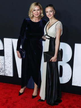 Aktris Veronica Ferres ve kızı / aktris Lilly Krug, 30 Kasım 2021 'de Los Angeles, Kaliforniya, ABD' de düzenlenen Netflix 'in 