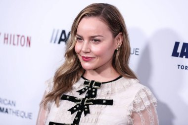 Aktris Abbie Cornish, 18 Kasım 2021 'de Beverly Hills, Los Angeles, Kaliforniya, ABD' de düzenlenen ve Scarlett Johansson onuruna düzenlenen 35..