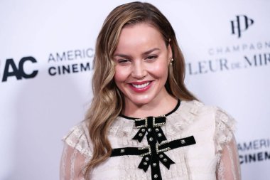 Aktris Abbie Cornish, 18 Kasım 2021 'de Beverly Hills, Los Angeles, Kaliforniya, ABD' de düzenlenen ve Scarlett Johansson onuruna düzenlenen 35..