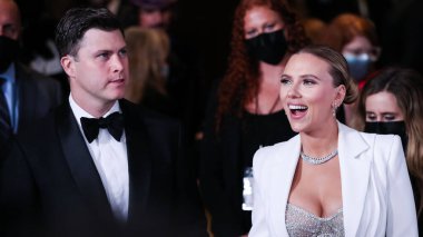 Versace ve komedyen Colin Jost 'un giydiği Scarlett Johansson, 18 Kasım 2021' de Beverly Hills, Los Angeles 'ta düzenlenen 35. Yıllık Amerikan Sinematek Ödülleri törenine katıldı.