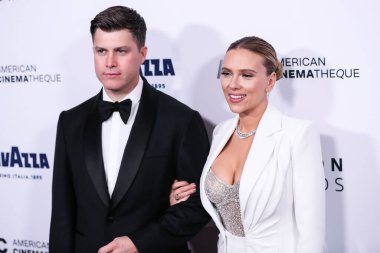 Versace ve komedyen Colin Jost 'un giydiği Scarlett Johansson, 18 Kasım 2021' de Beverly Hills, Los Angeles 'ta düzenlenen 35. Yıllık Amerikan Sinematek Ödülleri törenine katıldı.