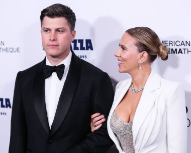Versace ve komedyen Colin Jost 'un giydiği Scarlett Johansson, 18 Kasım 2021' de Beverly Hills, Los Angeles 'ta düzenlenen 35. Yıllık Amerikan Sinematek Ödülleri törenine katıldı.