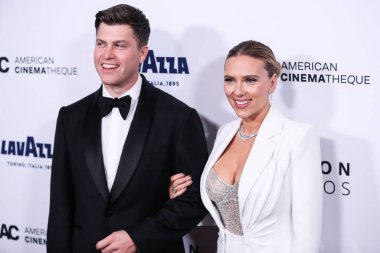 Versace ve komedyen Colin Jost 'un giydiği Scarlett Johansson, 18 Kasım 2021' de Beverly Hills, Los Angeles 'ta düzenlenen 35. Yıllık Amerikan Sinematek Ödülleri törenine katıldı.