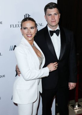 Versace ve komedyen Colin Jost 'un giydiği Scarlett Johansson, 18 Kasım 2021' de Beverly Hills, Los Angeles 'ta düzenlenen 35. Yıllık Amerikan Sinematek Ödülleri törenine katıldı.