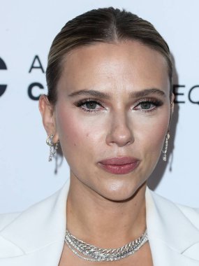 Versace giyen aktris Scarlett Johansson, 18 Kasım 2021 'de Beverly Hilton Oteli' nde düzenlenen 35. Yıllık Amerikan Sinematek Ödülleri 'ne geldi.. 