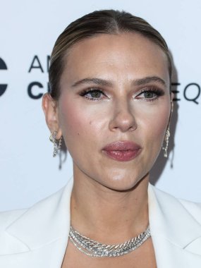 Versace giyen aktris Scarlett Johansson, 18 Kasım 2021 'de Beverly Hilton Oteli' nde düzenlenen 35. Yıllık Amerikan Sinematek Ödülleri 'ne geldi.. 