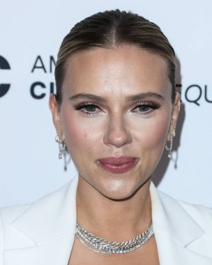 Versace giyen aktris Scarlett Johansson, 18 Kasım 2021 'de Beverly Hilton Oteli' nde düzenlenen 35. Yıllık Amerikan Sinematek Ödülleri 'ne geldi.. 