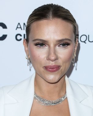 Versace giyen aktris Scarlett Johansson, 18 Kasım 2021 'de Beverly Hilton Oteli' nde düzenlenen 35. Yıllık Amerikan Sinematek Ödülleri 'ne geldi.. 