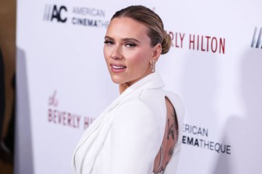 Versace giyen aktris Scarlett Johansson, 18 Kasım 2021 'de Beverly Hilton Oteli' nde düzenlenen 35. Yıllık Amerikan Sinematek Ödülleri 'ne geldi.. 
