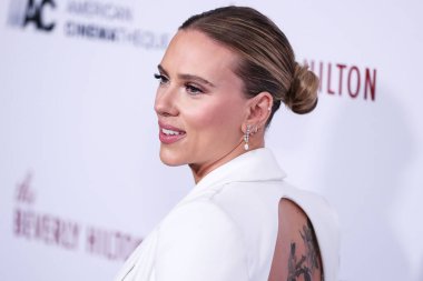 Versace giyen aktris Scarlett Johansson, 18 Kasım 2021 'de Beverly Hilton Oteli' nde düzenlenen 35. Yıllık Amerikan Sinematek Ödülleri 'ne geldi.. 
