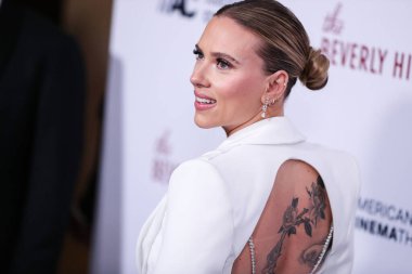 Versace giyen aktris Scarlett Johansson, 18 Kasım 2021 'de Beverly Hilton Oteli' nde düzenlenen 35. Yıllık Amerikan Sinematek Ödülleri 'ne geldi.. 