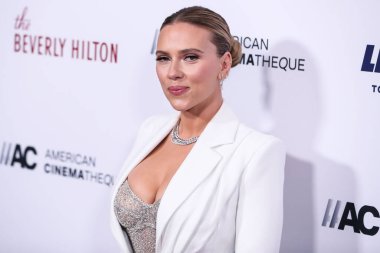 Versace giyen aktris Scarlett Johansson, 18 Kasım 2021 'de Beverly Hilton Oteli' nde düzenlenen 35. Yıllık Amerikan Sinematek Ödülleri 'ne geldi.. 