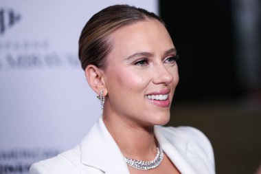 Versace giyen aktris Scarlett Johansson, 18 Kasım 2021 'de Beverly Hilton Oteli' nde düzenlenen 35. Yıllık Amerikan Sinematek Ödülleri 'ne geldi.. 
