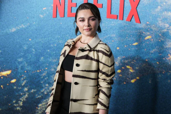 Valentino Nun Kıyafetlerini Giyen Aktris Florence Pugh Netflix Aralık 2021 — Stok fotoğraf