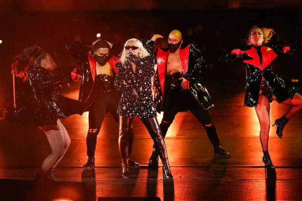 歌手Christina Aguilera在2021年12月1日于美国加利福尼亚州洛杉矶Inglewood举行的世界艾滋病日音乐会Ahf 艾滋病保健基金会 的舞台上表演 — 图库照片
