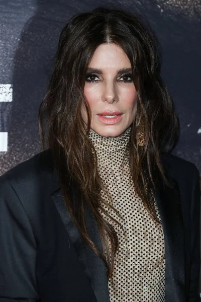 Atriz Sandra Bullock Vestindo Macacão Stella Mccartney Tyler Ellis Embreagem — Fotografia de Stock