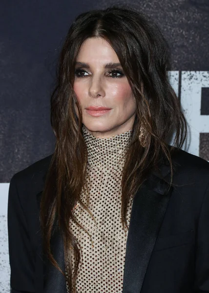 Atriz Sandra Bullock Vestindo Macacão Stella Mccartney Tyler Ellis Embreagem — Fotografia de Stock