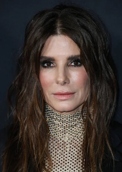 Atriz Sandra Bullock Vestindo Macacão Stella Mccartney Tyler Ellis Embreagem — Fotografia de Stock