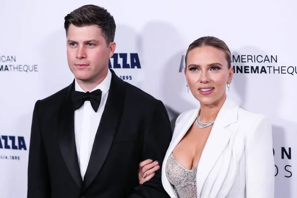 Aktris Scarlett Johansson Memakai Versace Dan Suami Komedian Colin Jost — Stok Foto