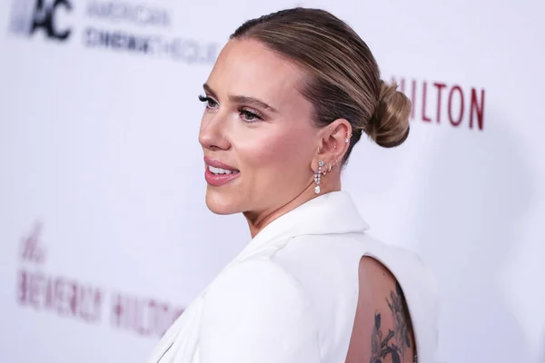 Atriz Scarlett Johansson Vestindo Versace Chega 35Th Annual American Cinematheque — Fotografia de Stock