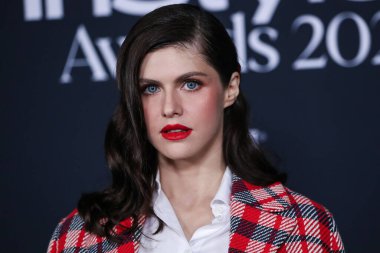 Dior kıyafeti giyen aktris Alexandra Daddario, 15 Kasım 2021 'de ABD' nin Kaliforniya eyaletinin Los Angeles kentinde düzenlenen 6.. 