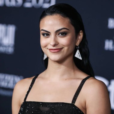 Prada elbise ve Real Fine Studio mücevheri giyen aktris Camila Mendes, 15 Kasım 2021 'de ABD' nin Kaliforniya eyaletinin Los Angeles kentinde düzenlenen 6.. 