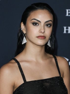 Prada elbise ve Real Fine Studio mücevheri giyen aktris Camila Mendes, 15 Kasım 2021 'de ABD' nin Kaliforniya eyaletinin Los Angeles kentinde düzenlenen 6.. 