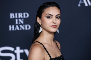 Prada elbise ve Real Fine Studio mücevheri giyen aktris Camila Mendes, 15 Kasım 2021 'de ABD' nin Kaliforniya eyaletinin Los Angeles kentinde düzenlenen 6.. 