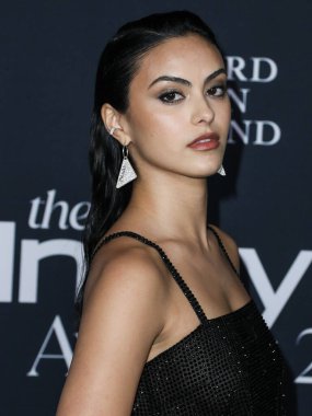 Prada elbise ve Real Fine Studio mücevheri giyen aktris Camila Mendes, 15 Kasım 2021 'de ABD' nin Kaliforniya eyaletinin Los Angeles kentinde düzenlenen 6.. 