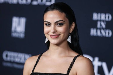Prada elbise ve Real Fine Studio mücevheri giyen aktris Camila Mendes, 15 Kasım 2021 'de ABD' nin Kaliforniya eyaletinin Los Angeles kentinde düzenlenen 6.. 