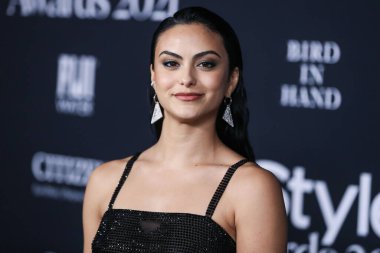 Prada elbise ve Real Fine Studio mücevheri giyen aktris Camila Mendes, 15 Kasım 2021 'de ABD' nin Kaliforniya eyaletinin Los Angeles kentinde düzenlenen 6.. 