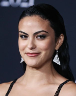 Prada elbise ve Real Fine Studio mücevheri giyen aktris Camila Mendes, 15 Kasım 2021 'de ABD' nin Kaliforniya eyaletinin Los Angeles kentinde düzenlenen 6.. 