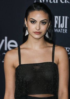 Prada elbise ve Real Fine Studio mücevheri giyen aktris Camila Mendes, 15 Kasım 2021 'de ABD' nin Kaliforniya eyaletinin Los Angeles kentinde düzenlenen 6.. 