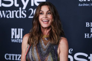 Missoni elbisesi giyen Cindy Crawford, 15 Kasım 2021 'de ABD' nin Kaliforniya eyaletinin Los Angeles kentinde düzenlenen 6. Yıllık InStyle Ödülleri 'ne geldi.. 