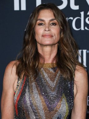 Missoni elbisesi giyen Cindy Crawford, 15 Kasım 2021 'de ABD' nin Kaliforniya eyaletinin Los Angeles kentinde düzenlenen 6. Yıllık InStyle Ödülleri 'ne geldi.. 