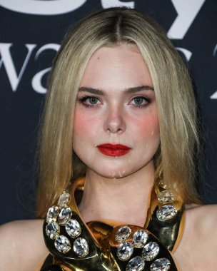 Balmain elbisesi giyen aktris Elle Fanning, 15 Kasım 2021 'de ABD' nin Los Angeles kentinde düzenlenen 6. Yıllık InStyle Ödülleri 'ne geldi.. 