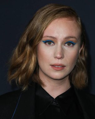 Fendi takımı giyen komedyen Hannah Einbinder, 15 Kasım 2021 'de ABD' nin Kaliforniya eyaletinin Los Angeles kentinde düzenlenen 6.. 
