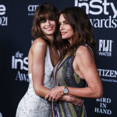Model Kaia Gerber ve anne / model Cindy Crawford, 15 Kasım 2021 tarihinde Los Angeles, Kaliforniya, ABD 'de düzenlenen 6. Yıllık InStyle Ödülleri' ne geldiler.. 