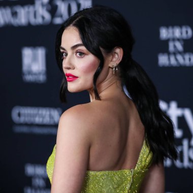 Dolce ve Gabbana elbisesi ve Anito Ko mücevheri giyen aktris Lucy Hale, 15 Kasım 2021 'de ABD' nin Kaliforniya eyaletinin Los Angeles kentinde düzenlenen 6.. 