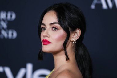 Dolce ve Gabbana elbisesi ve Anito Ko mücevheri giyen aktris Lucy Hale, 15 Kasım 2021 'de ABD' nin Kaliforniya eyaletinin Los Angeles kentinde düzenlenen 6.. 
