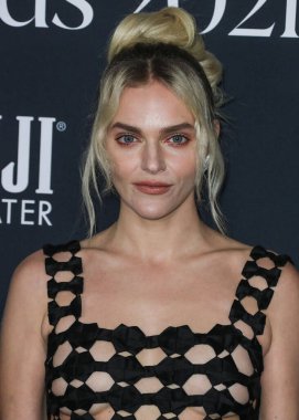 Bir Cong Tri elbisesi, Jimmy Choo ayakkabıları ve Vhernier küpeleri giyen aktris Madeline Brewer, 15 Kasım 2021 'de Los Angeles, Kaliforniya, ABD' deki Getty Center 'da düzenlenen 6.. (