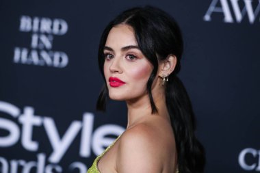Dolce ve Gabbana elbisesi ve Anito Ko mücevheri giyen aktris Lucy Hale, 15 Kasım 2021 'de ABD' nin Kaliforniya eyaletinin Los Angeles kentinde düzenlenen 6.. 
