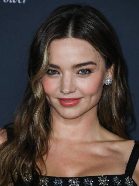 Dolce ve Gabbana elbisesi ve Rahaminov Elmas mücevherleri giyen Miranda Kerr, 15 Kasım 2021 'de ABD' nin Kaliforniya eyaletinin Los Angeles kentinde düzenlenen 6..