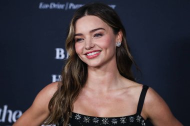 Dolce ve Gabbana elbisesi ve Rahaminov Elmas mücevherleri giyen Miranda Kerr, 15 Kasım 2021 'de ABD' nin Kaliforniya eyaletinin Los Angeles kentinde düzenlenen 6..
