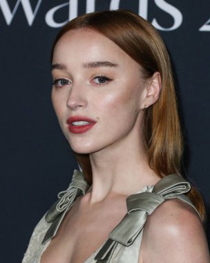 Louis Vuitton elbisesi giyen aktris Phoebe Dynevor, 15 Kasım 2021 'de ABD' nin Kaliforniya eyaletinin Los Angeles kentinde düzenlenen 6..